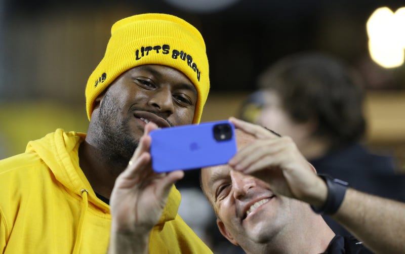 Pittsburgh Steelers wide receiver JuJu Smith-Schuster (19) takes a photo with a fan