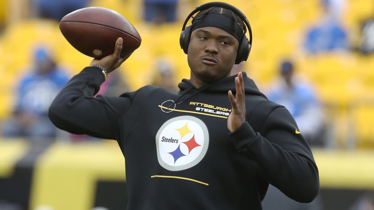Haskins used warm up to make 'lousy throws' and check his phone