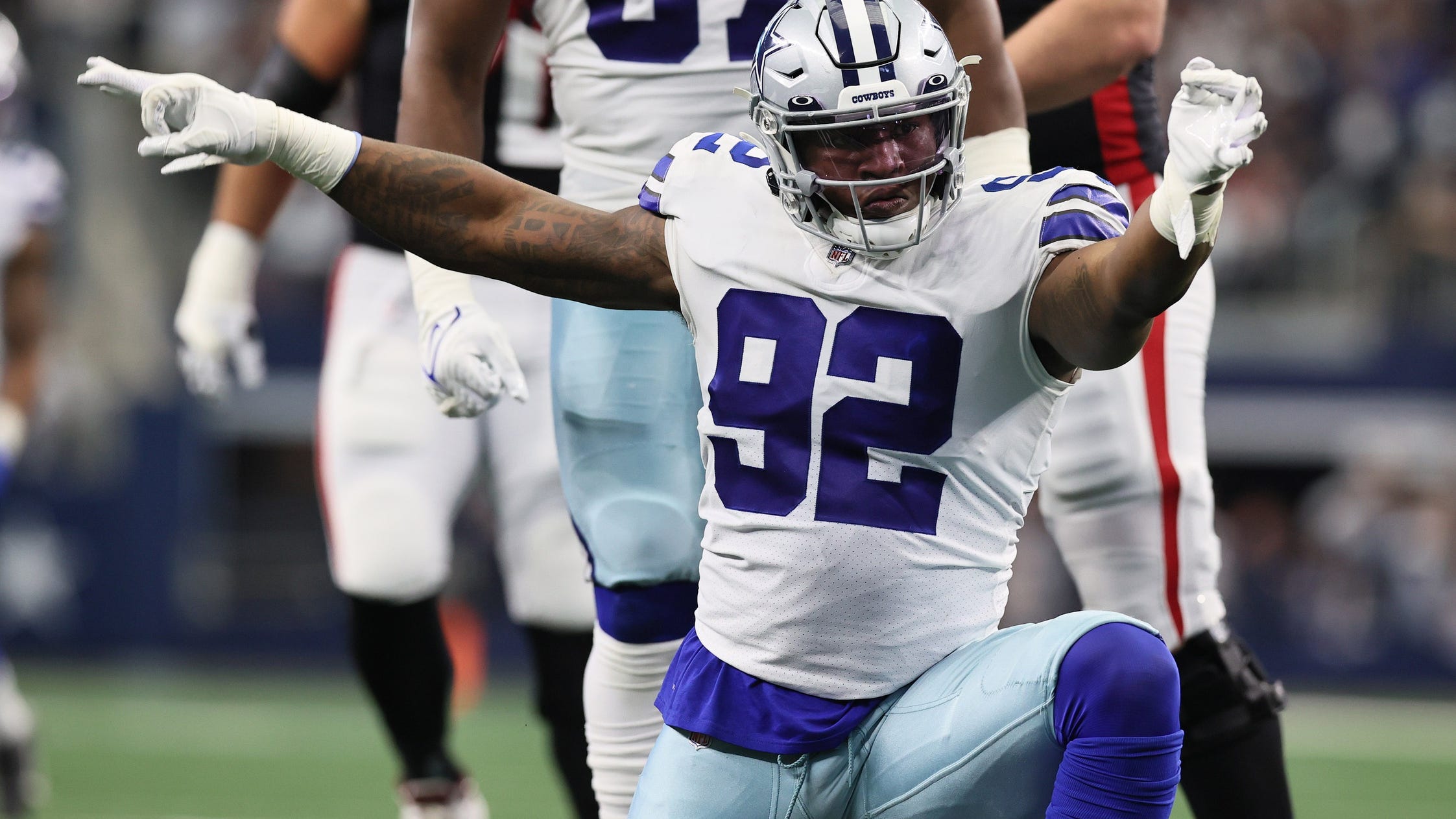 Cowboys re-sign DE Dorance Armstrong