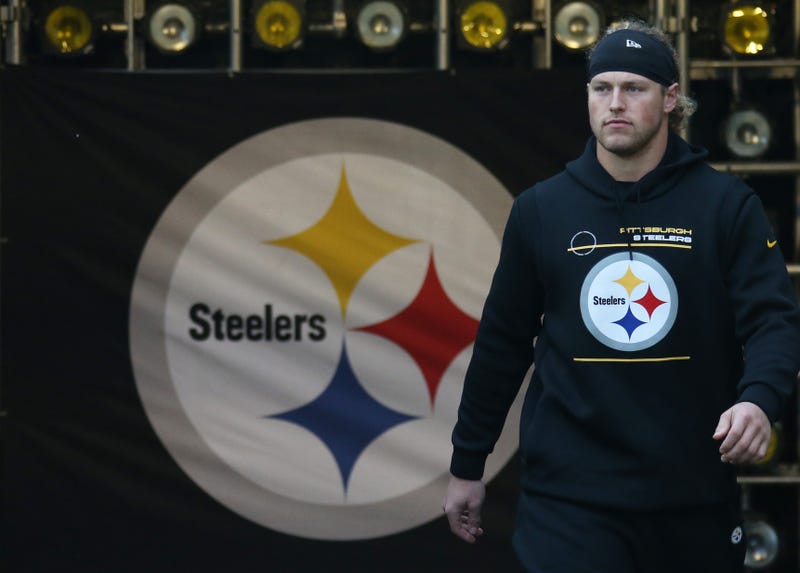 Pittsburgh Steelers inside linebacker Robert Spillane (41) takes the field to warm up before he game against the Detroit Lions 
