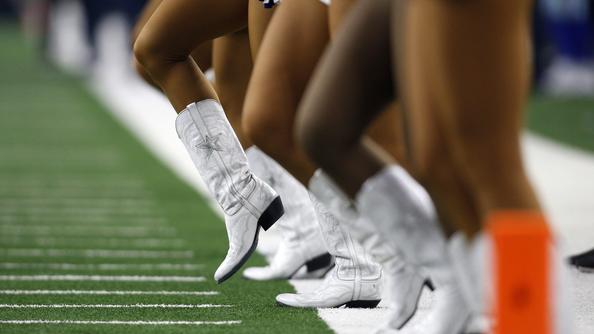 Cowboys reportedly paid $2.4 million to cheerleaders accusing former executive of voyeurism