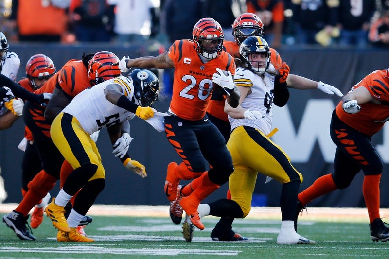 Joe Mixon (28) breaks loose on a long run in the first quarter