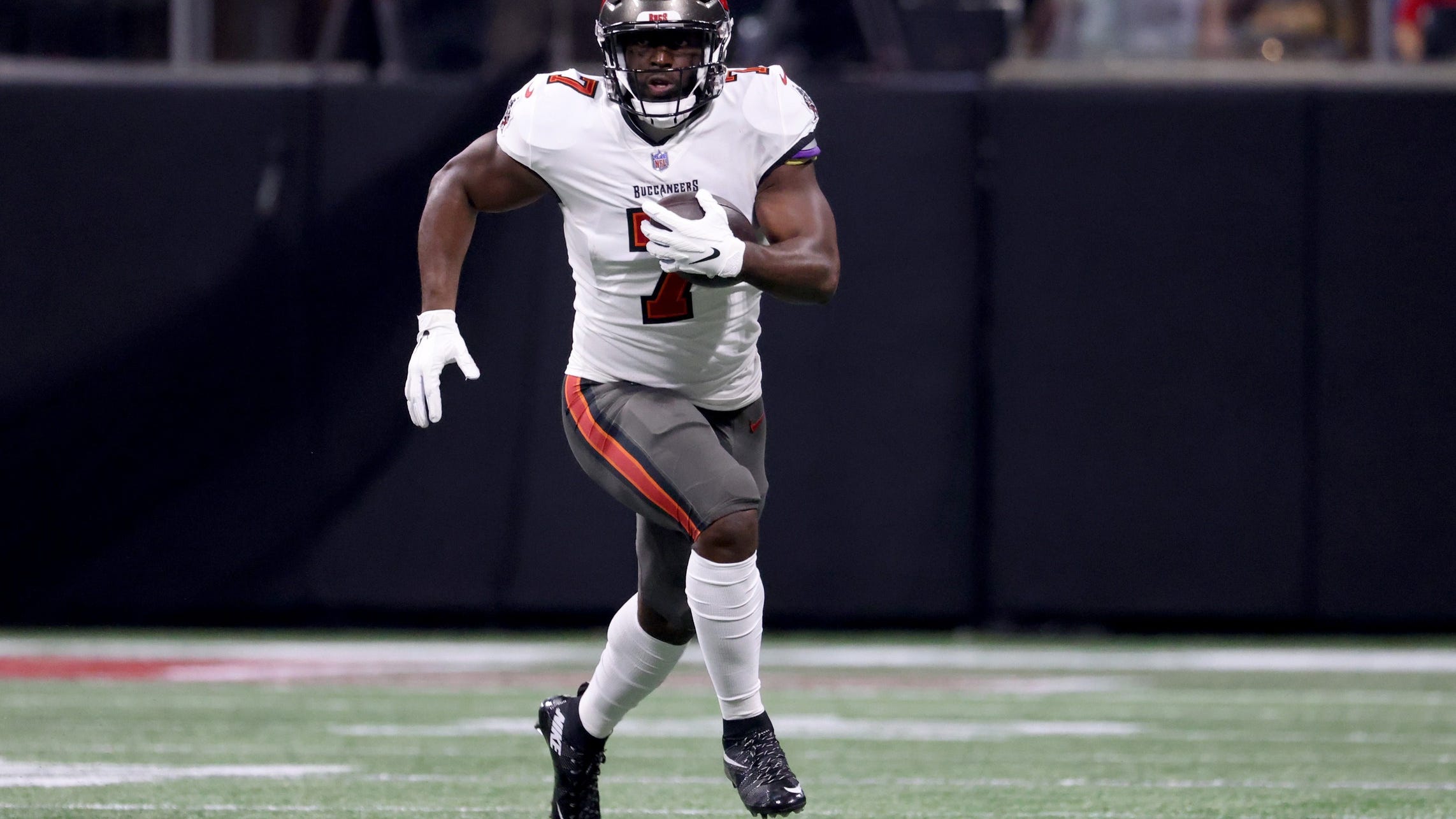 Patriots reportedly hosting Bucs playoff star Leonard Fournette for visit