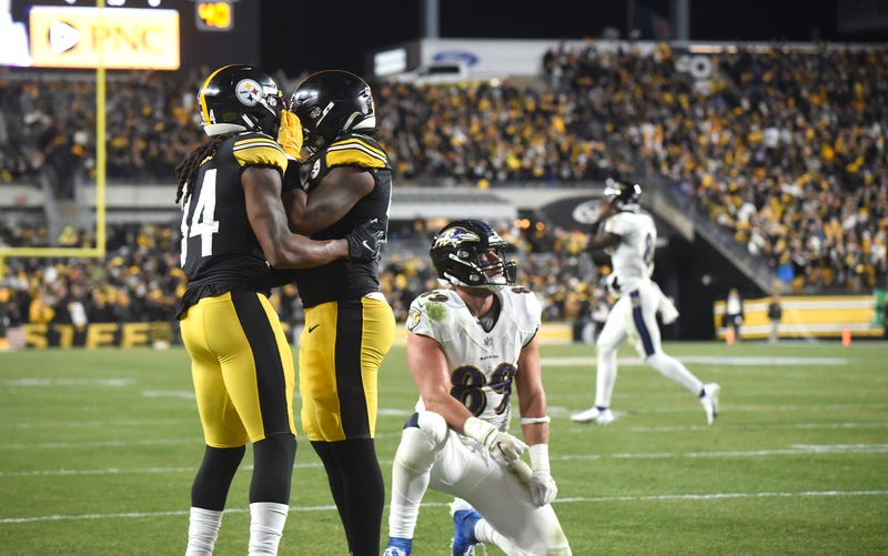 Steelers defenders celebrate while Ravens TE Mark Andrews looks at the replay of his missed 2-pt conversion