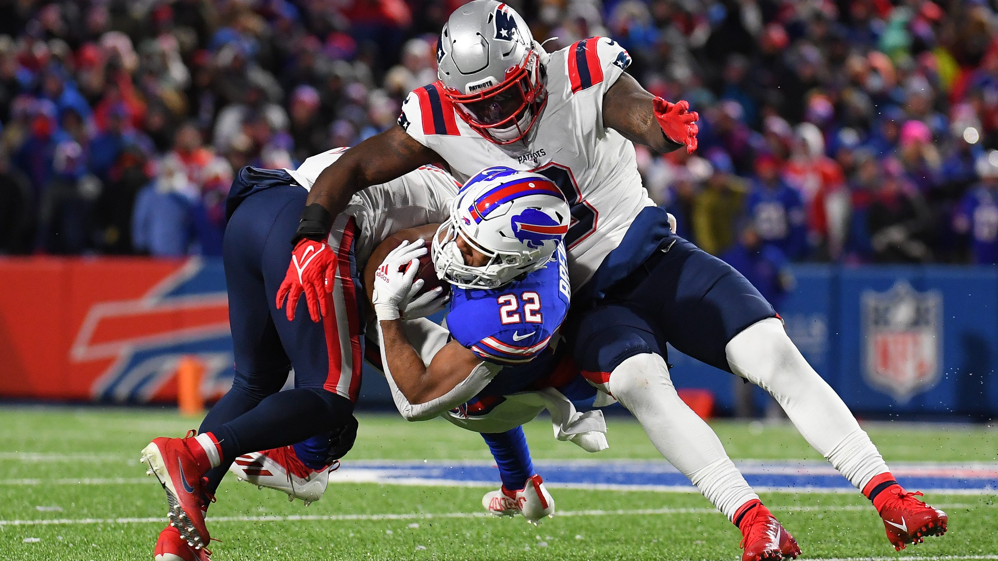 Are the Patriots telling us something by not investing more at linebacker?