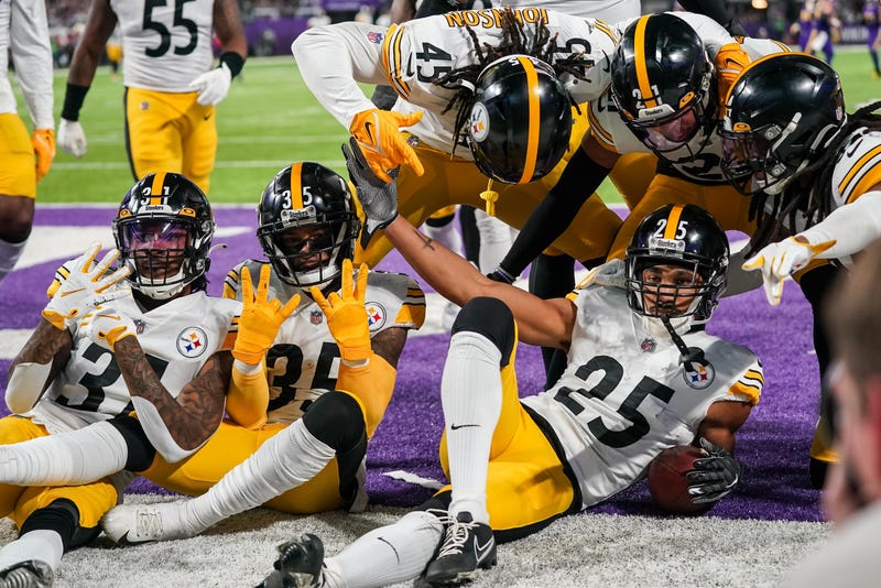 Steelers defense celebrate interception 