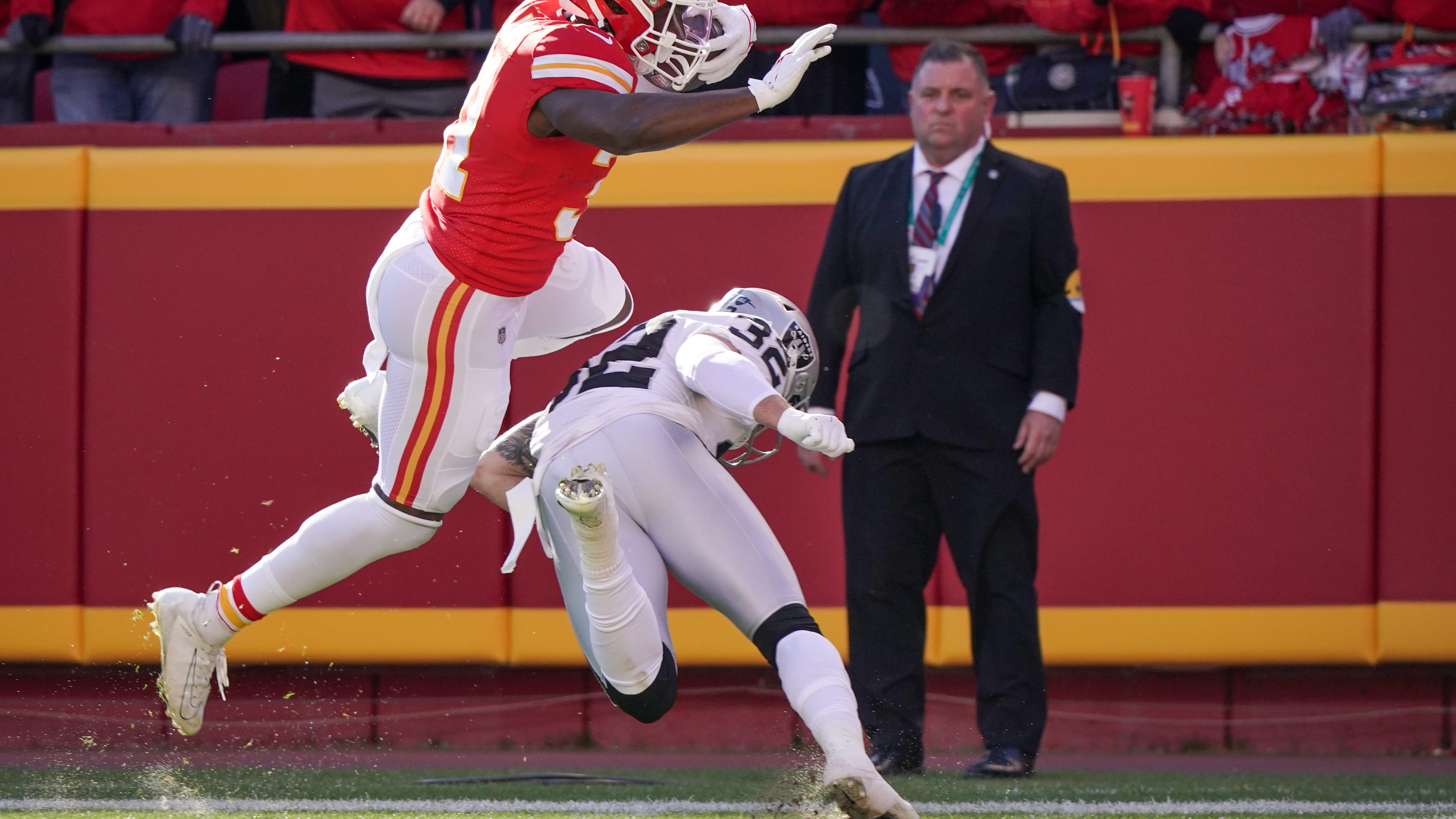 Twitter roasts Raiders after pregame meeting on Chiefs' logo backfires