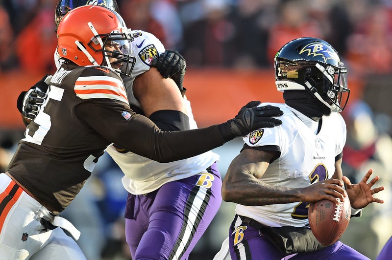 Browns defender Myles Garrett nearly sacks QB Tyler Huntley