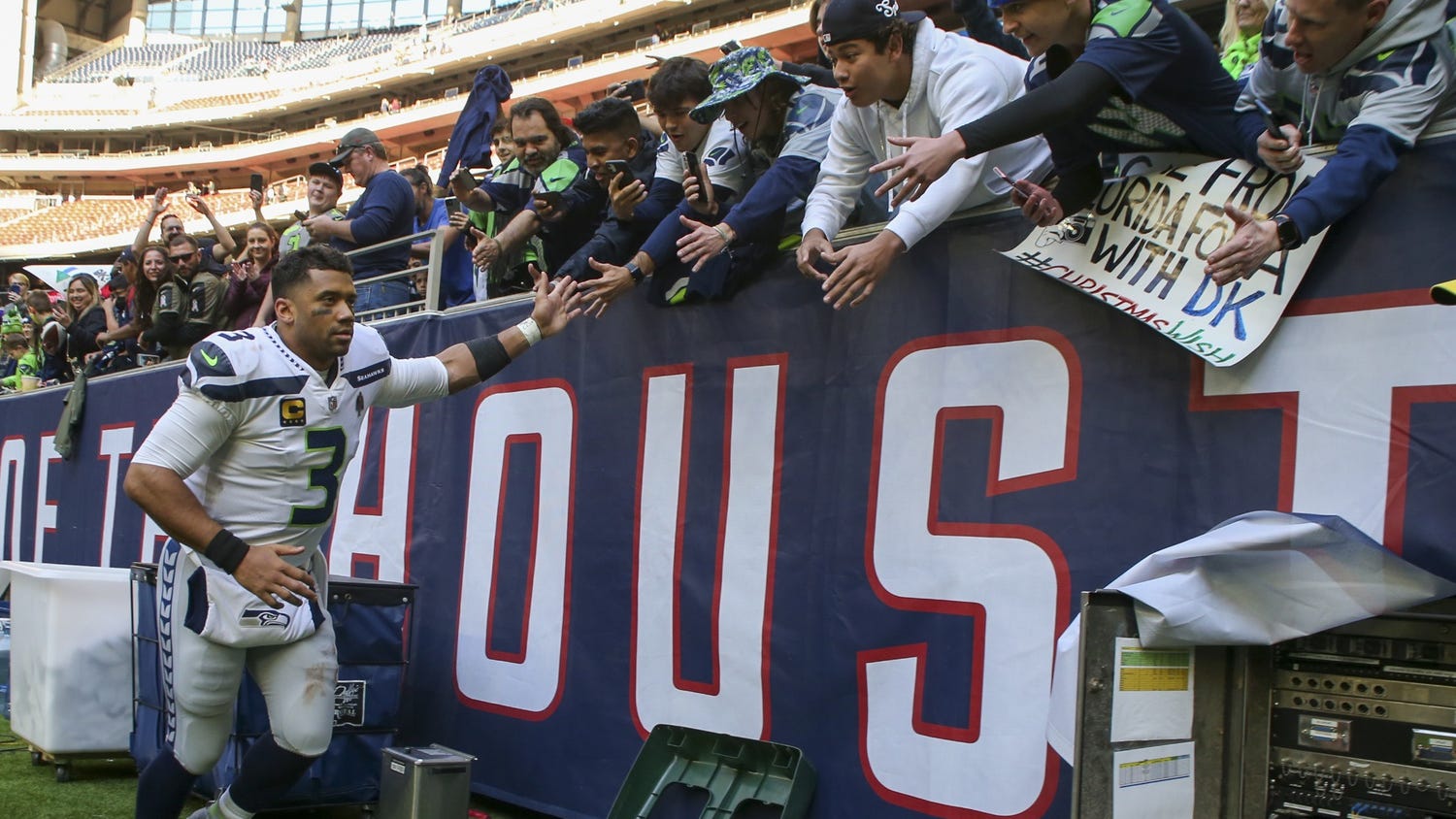 Wilson has 2 TD passes as Seahawks beat Texans 33-13