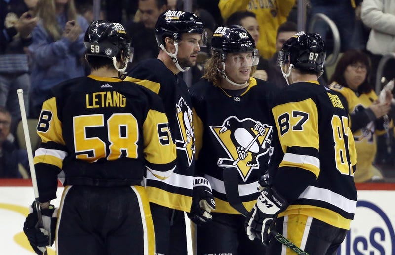 Crosby Letang Dumoulin and Kapanen in huddle