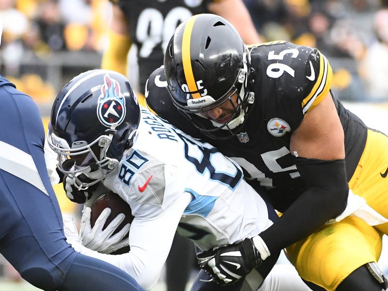 Chris Wormley tackling a Titan