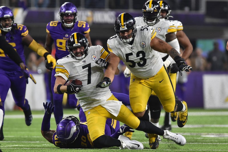 Pittsburgh Steelers quarterback Ben Roethlisberger (7) and Pittsburgh Kendrick Green (53)