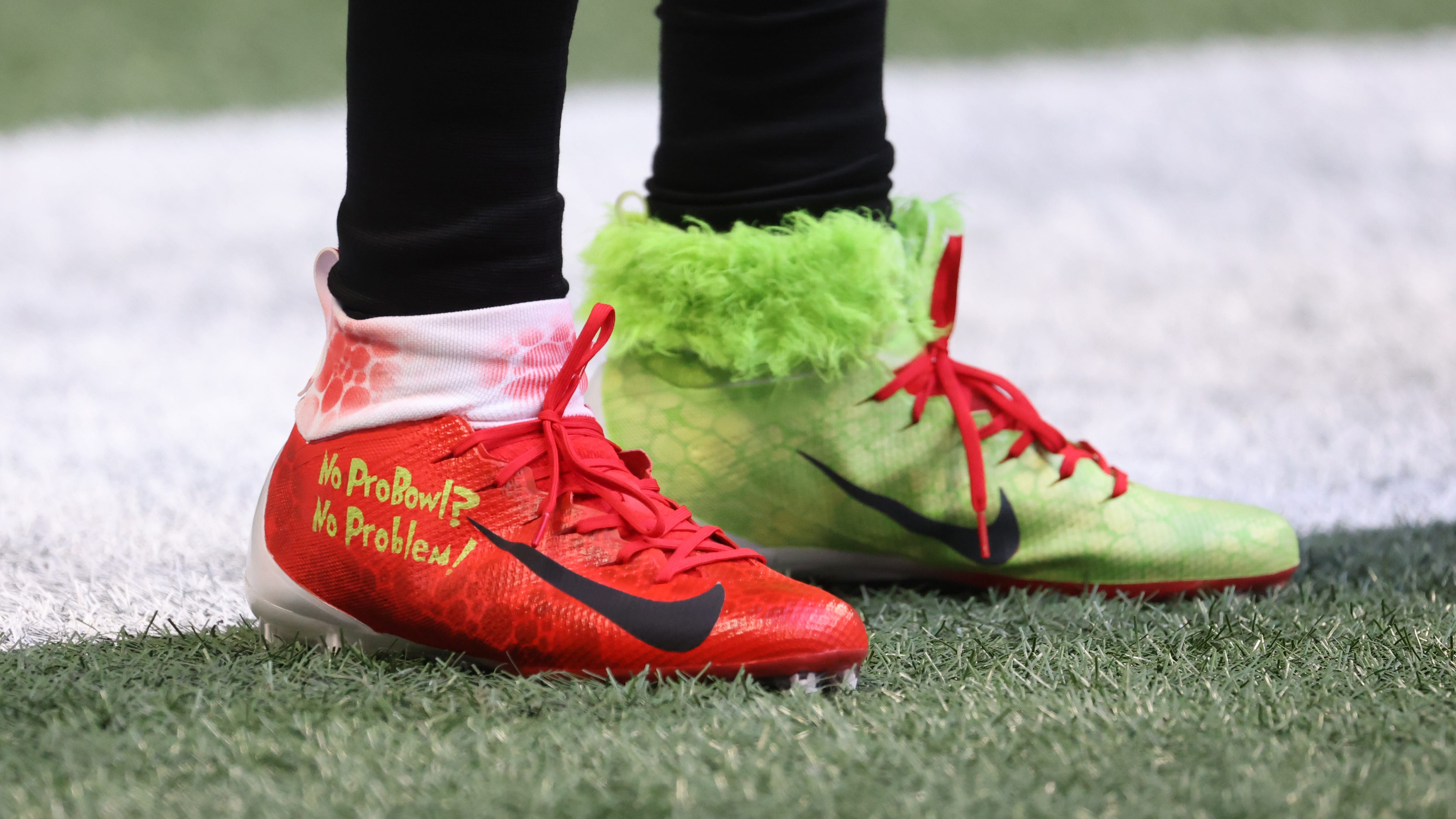 Cordarrelle Patterson throws shade at Pro-Bowl snub with amazing Grinch-themed cleats