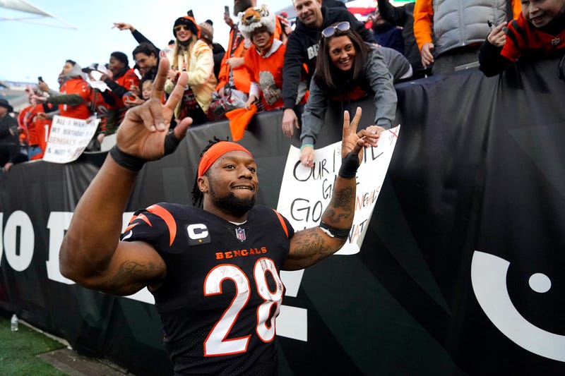 Bengals RB Joe Mixon celebrates Cincy's 41-21 win over the Ravens