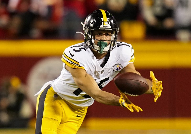 Cody White making diving catch v Chiefs