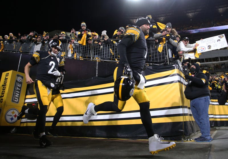 Ben Roethlisberger and Mason Rudolph run onto the field