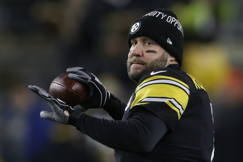 Ben Roethlisberger throwing in warmups