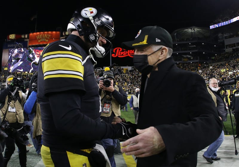 Ben Roethlisberger and Art Rooney shake hands following Ben's final home game