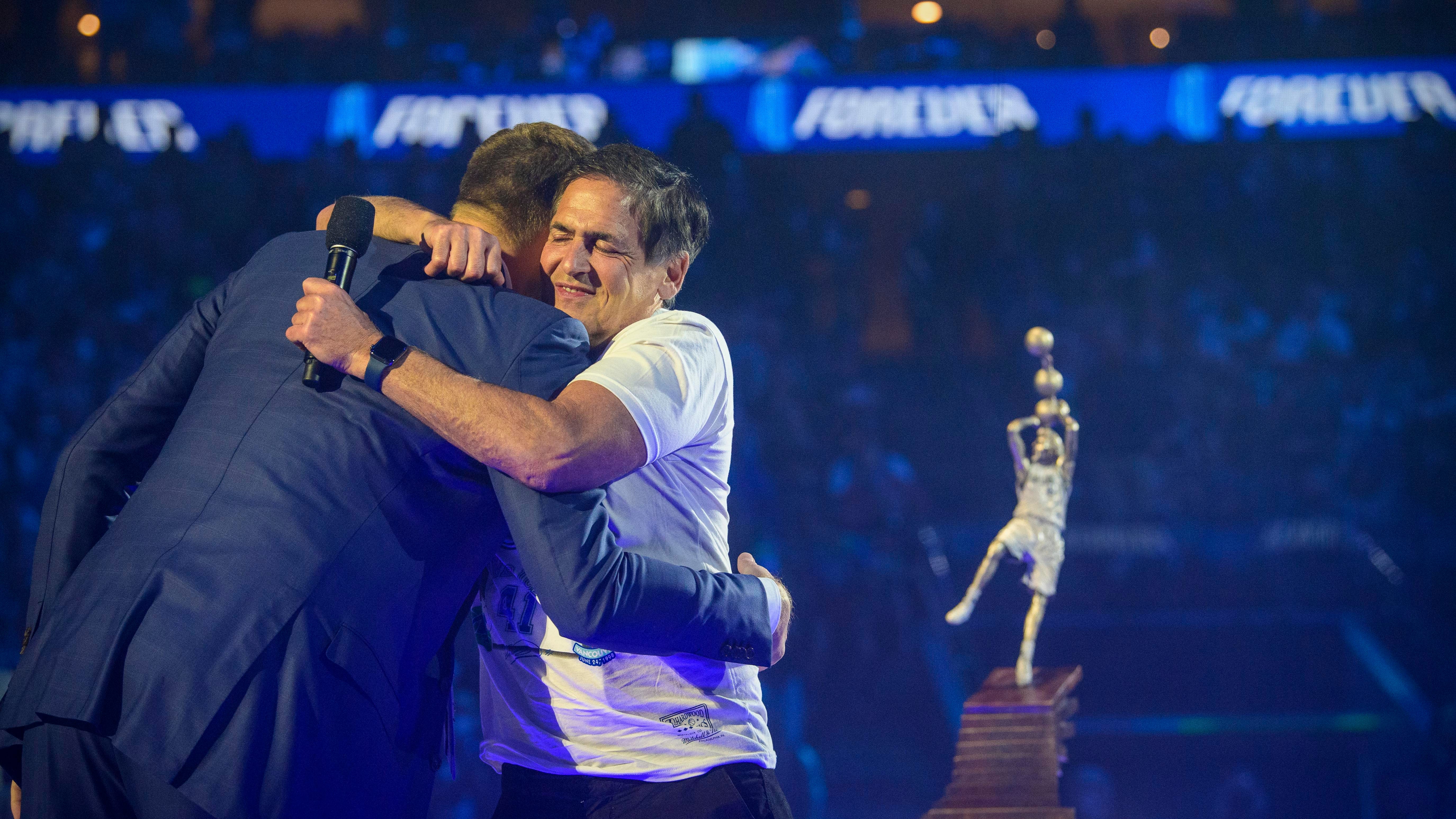 Mark Cuban reveals Dirk Nowitzki statue at Mavs jersey retirement ceremony