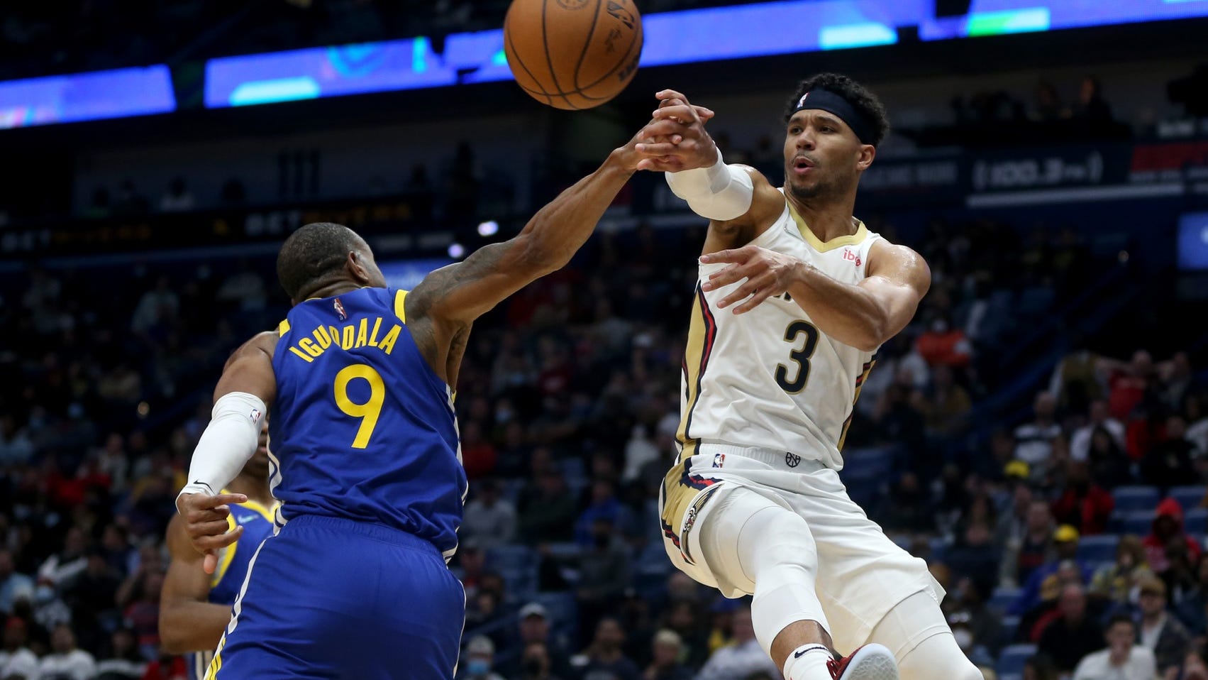 Ingram's 32, ferocious defense lift Pelicans to big win over shorthanded Warriors