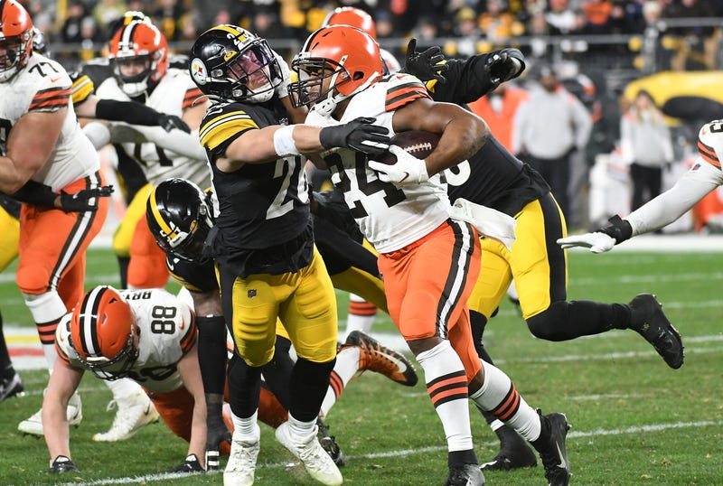 ; Cleveland Browns running back Nick Chubb (24) and Pittsburgh Steelers safety Miles Killebrew
