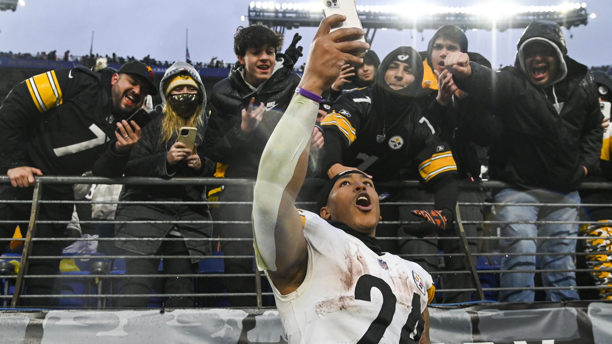 Steelers play at Kansas City on Sunday night