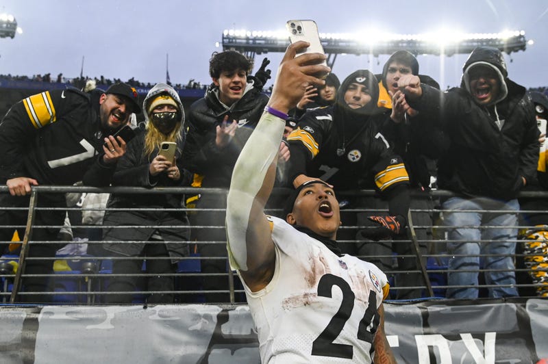 Benny Snell taking selfies with fans