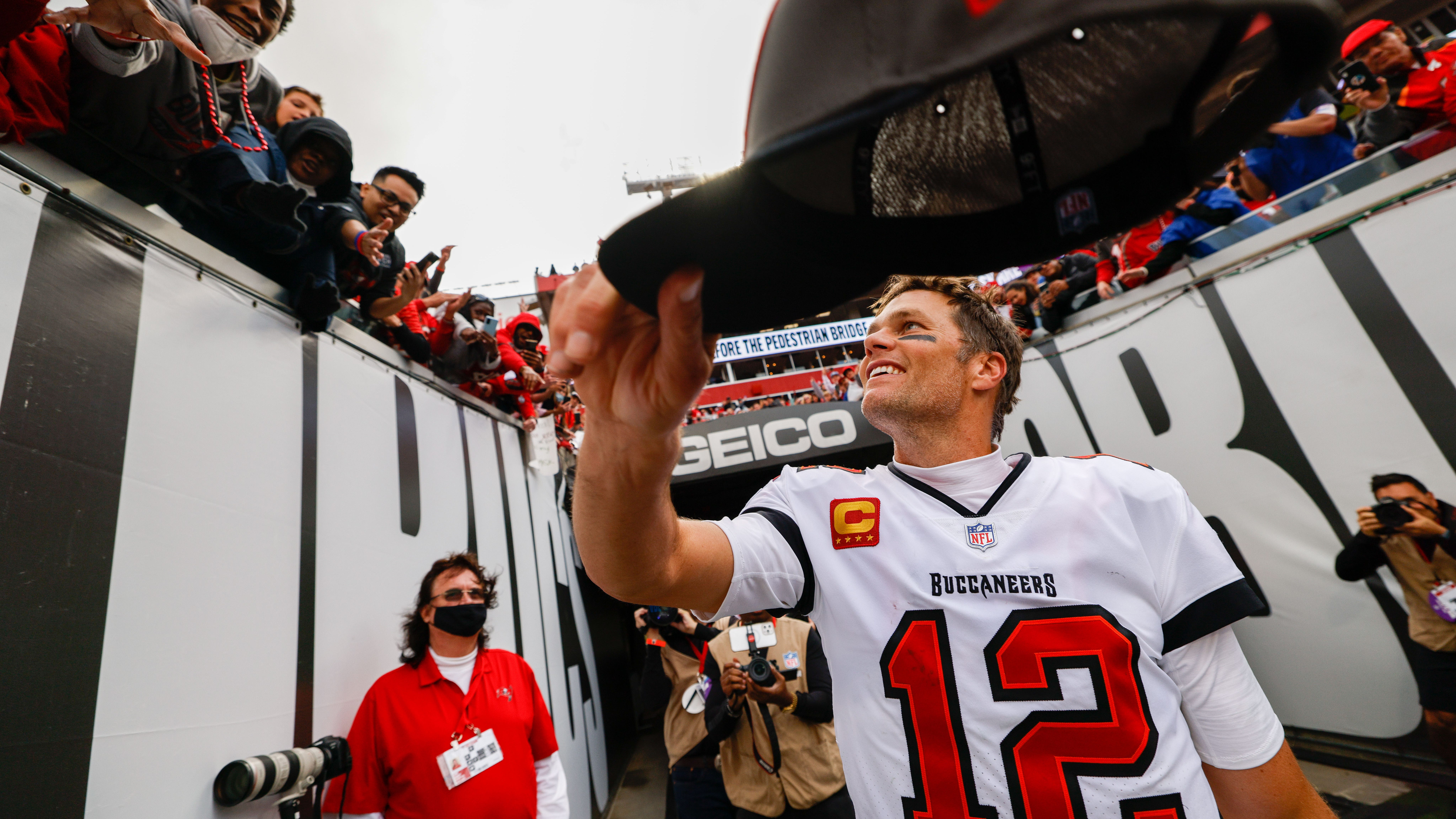 After an embarrassing season, Tom Brady retired the right way