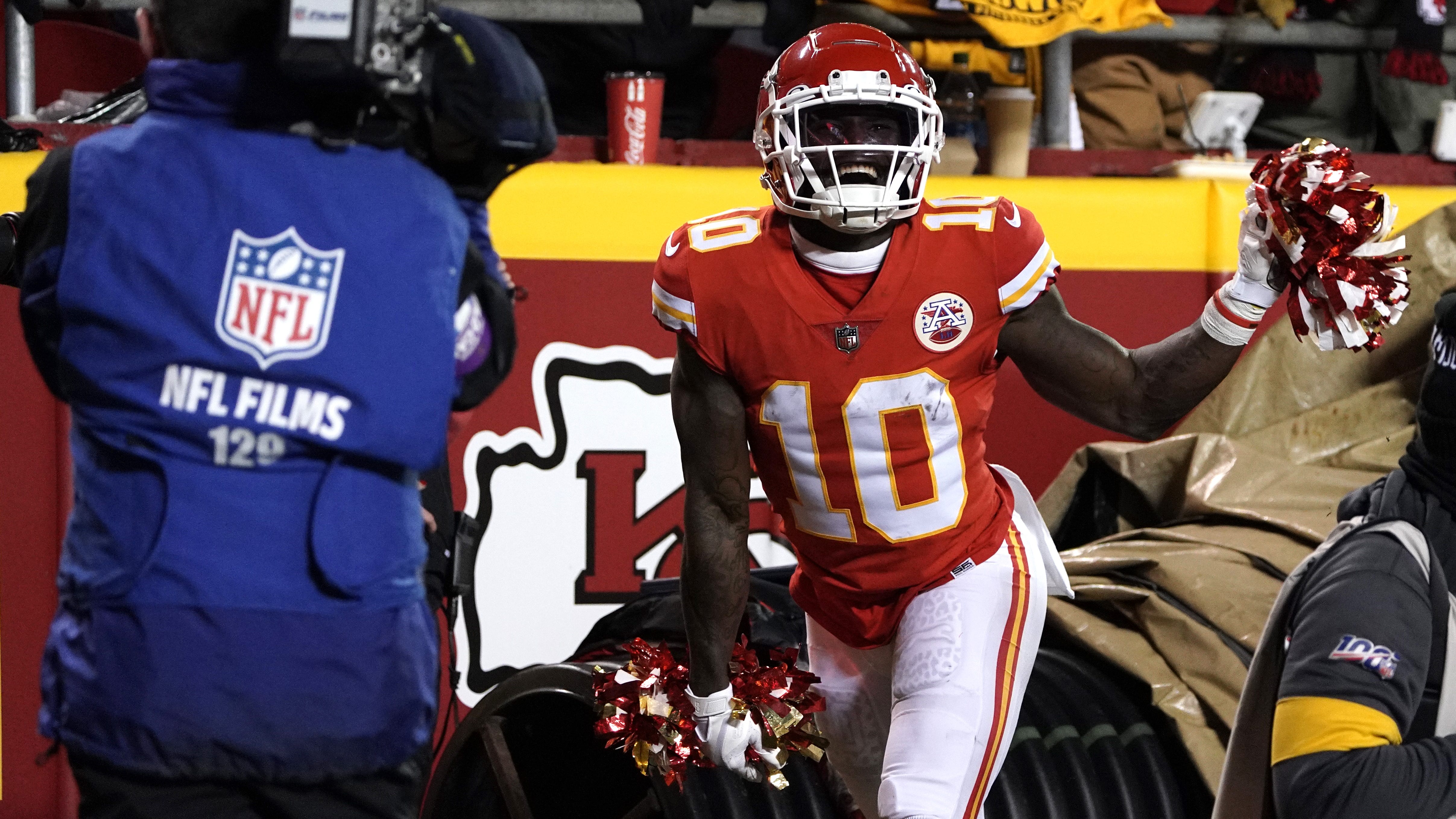 Twitter goes nuts over blockbuster trade sending Tyreek Hill to Miami