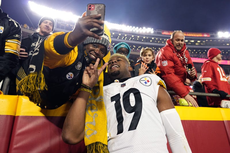Kansas City, Missouri, USA; Pittsburgh Steelers wide receiver JuJu Smith-Schuster (19) poses for a photograph with a fan