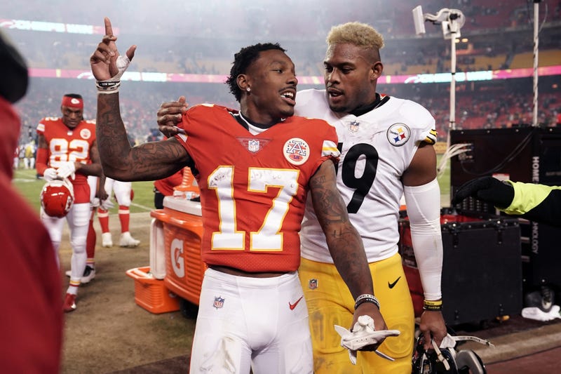  Kansas City, Missouri, USA; Kansas City Chiefs wide receiver Mecole Hardman (17) and Pittsburgh Steelers wide receiver JuJu Smith-Schuster (right)