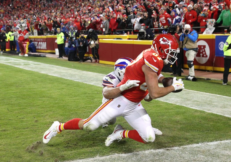 Chiefs TE Travis Kelce catches the game-winning TD against the Bills
