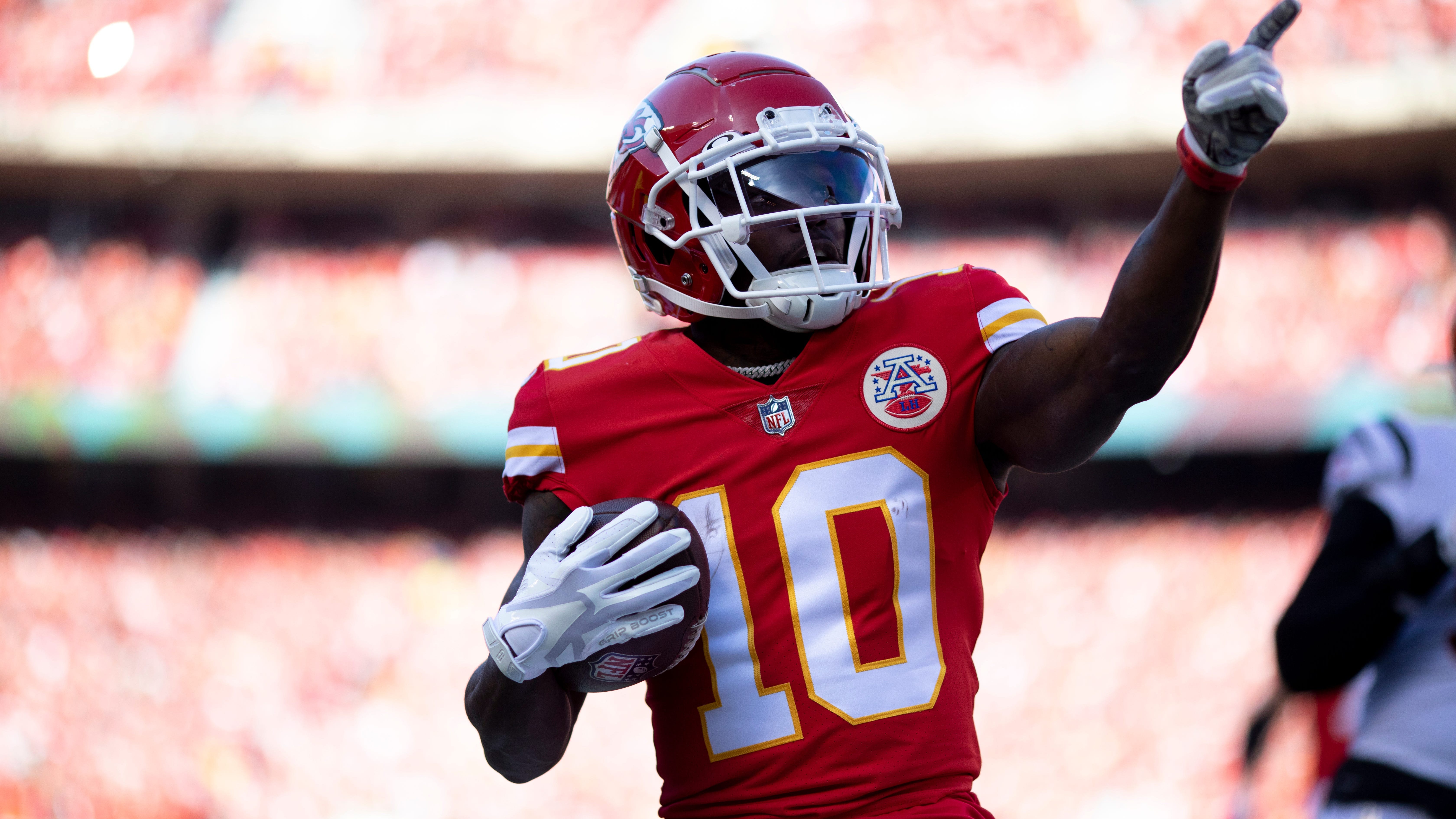 Dolphins acquire Tyreek Hill from Chiefs, sign him to 4-year, $120-million extension
