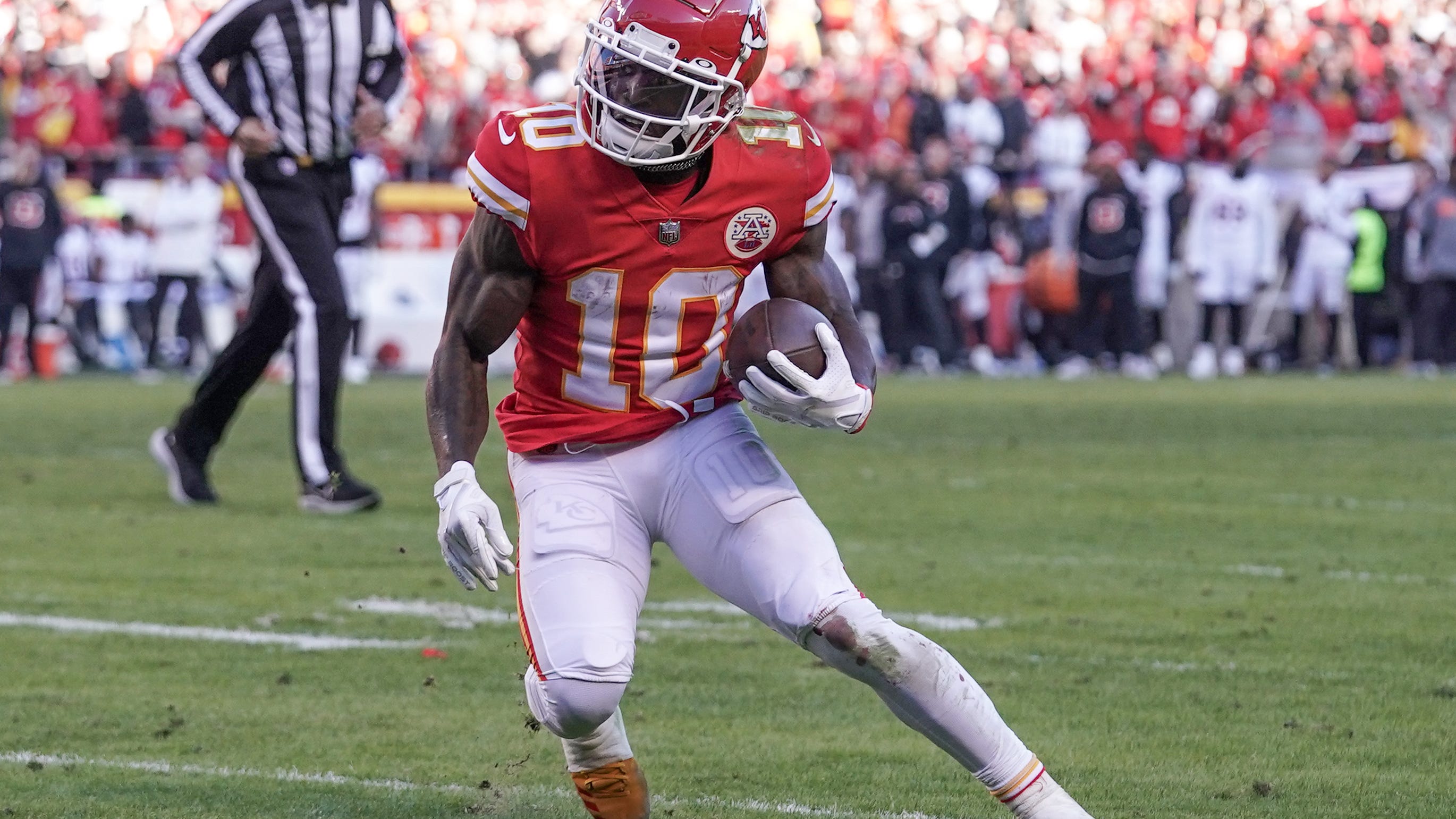 After contract talks stall, Chiefs grant Tyreek Hill permission to seek trade