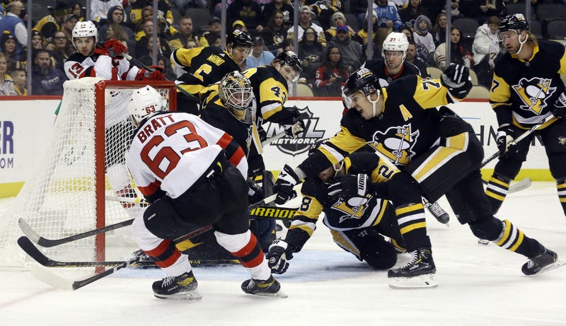 Devils score in front of several Pens