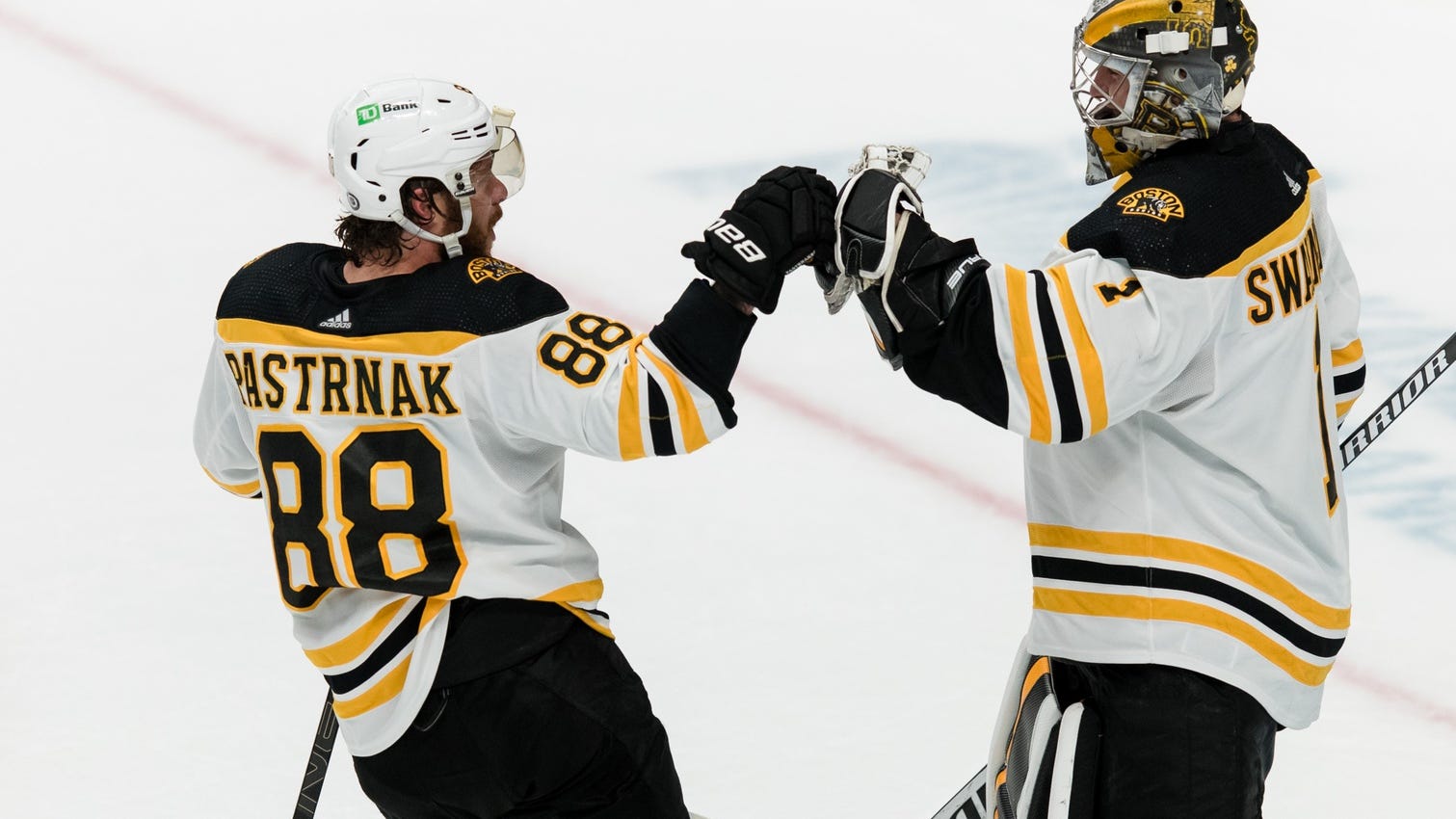 Jeremy Swayman steps up late to lift Bruins to fourth straight win