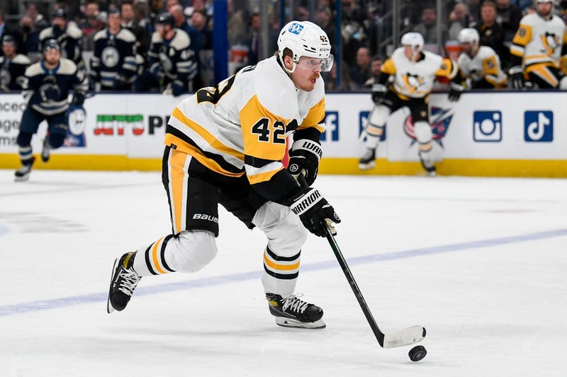 Kasperi Kapanen skating w puck