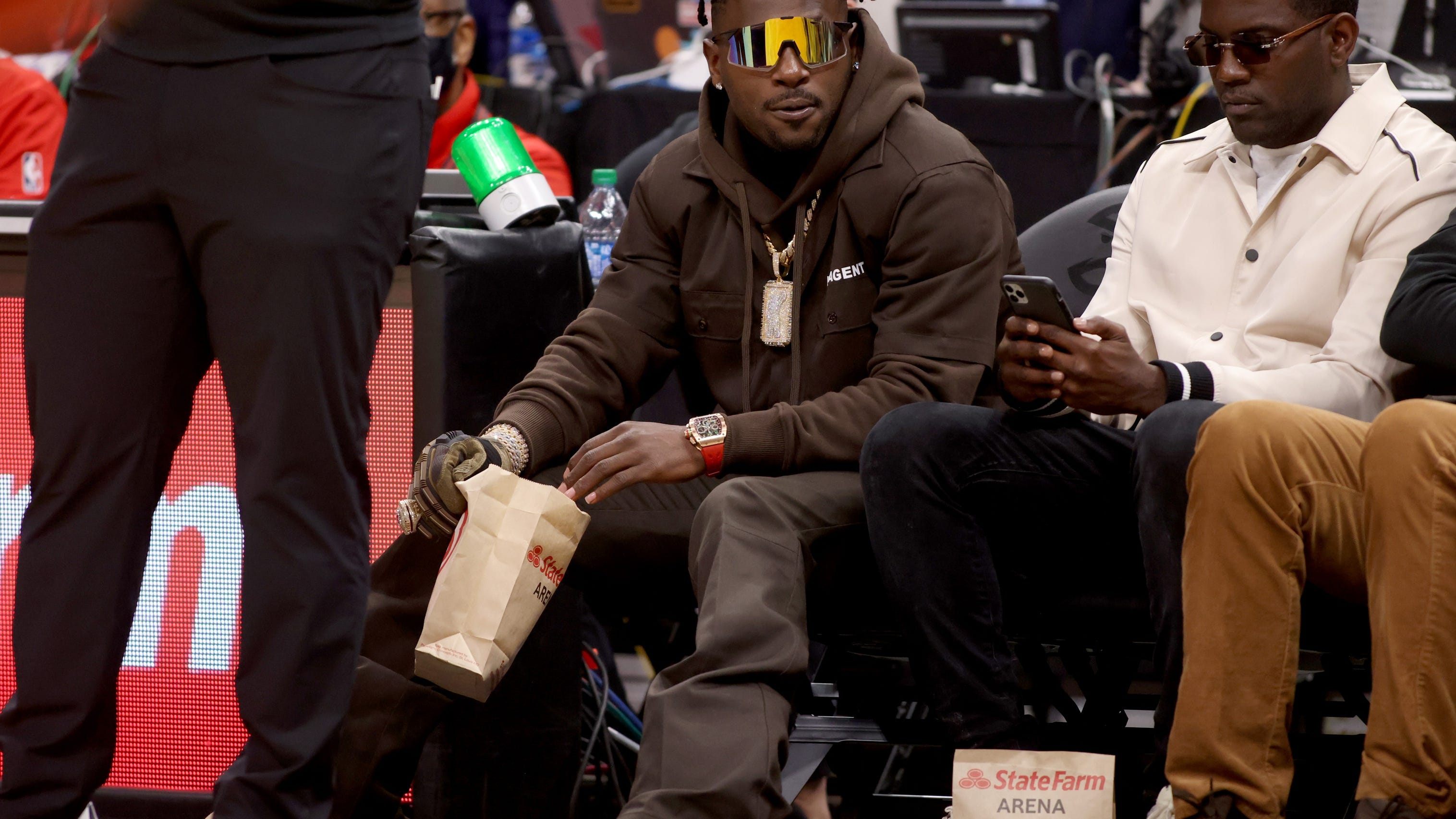 Antonio Brown faces arrest after missing child support payment