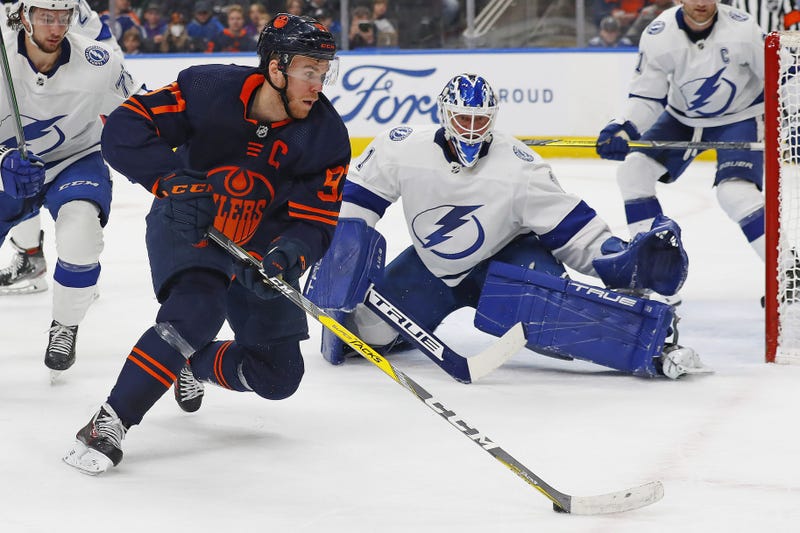 Connor McDavid in front of the Tampa net
