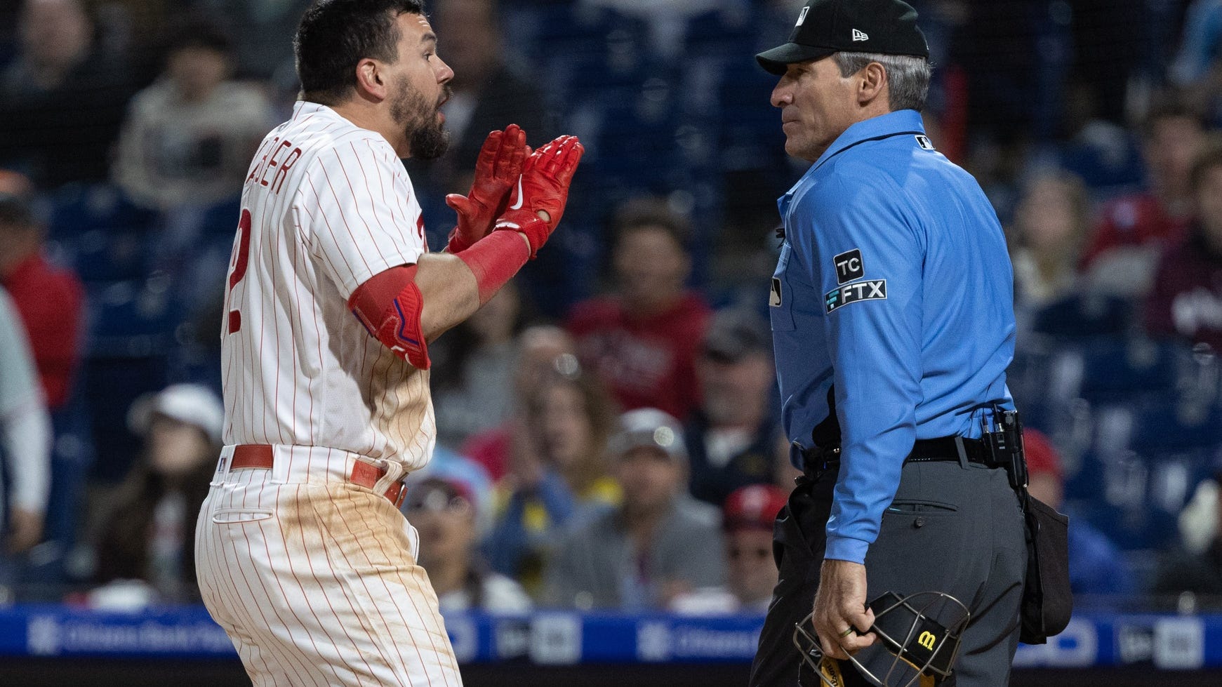 Kyle Schwarber loses it on umpire Ángel Hernández for questionable strike zone