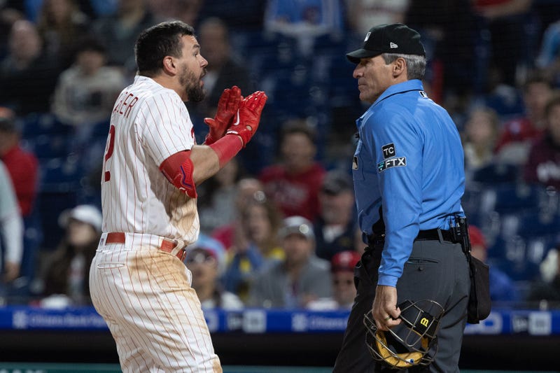 Kyle Schwarber argues with umpire
