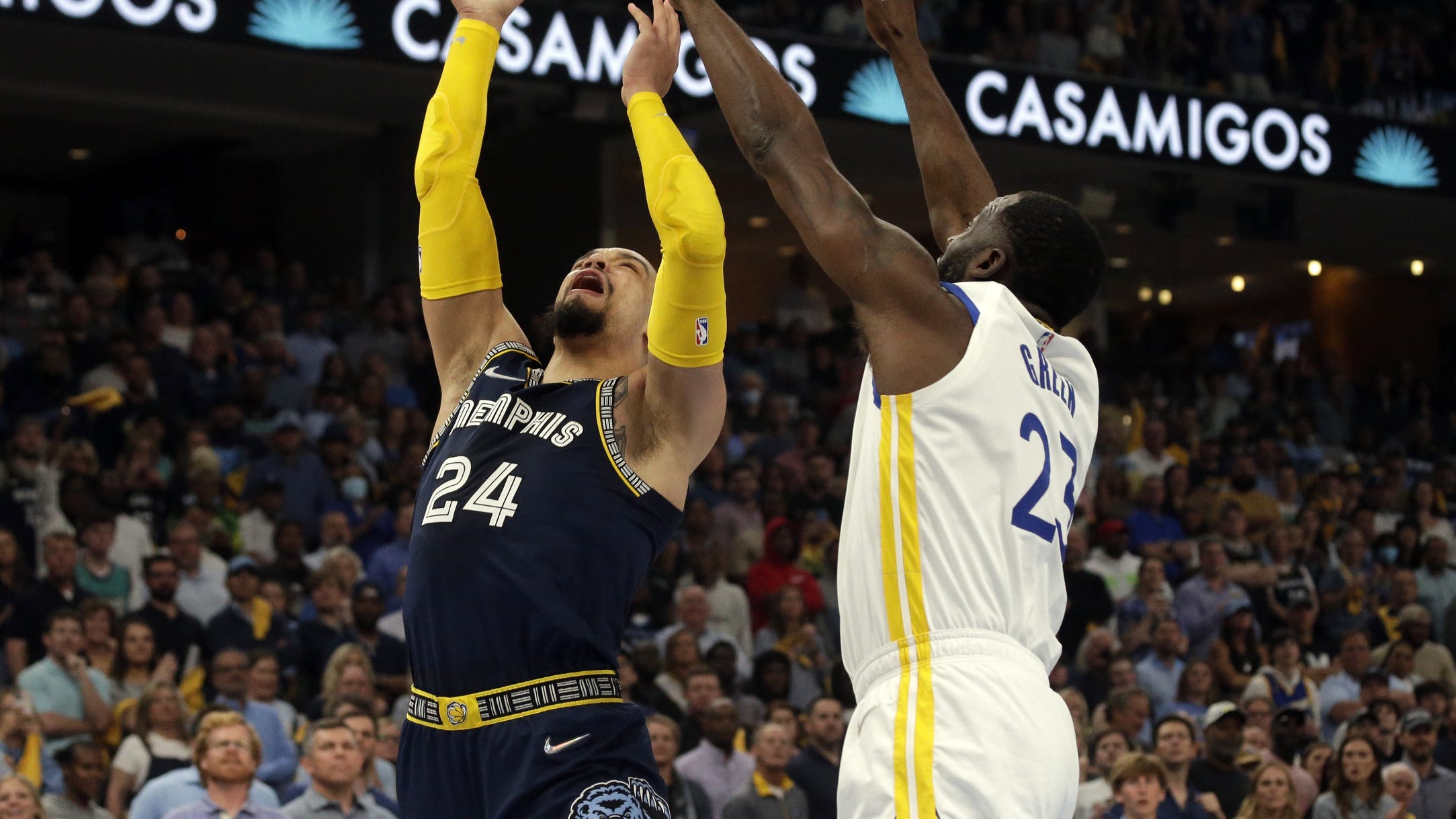 WATCH: Draymond Green gives double middle finger to Grizzlies fans after injury