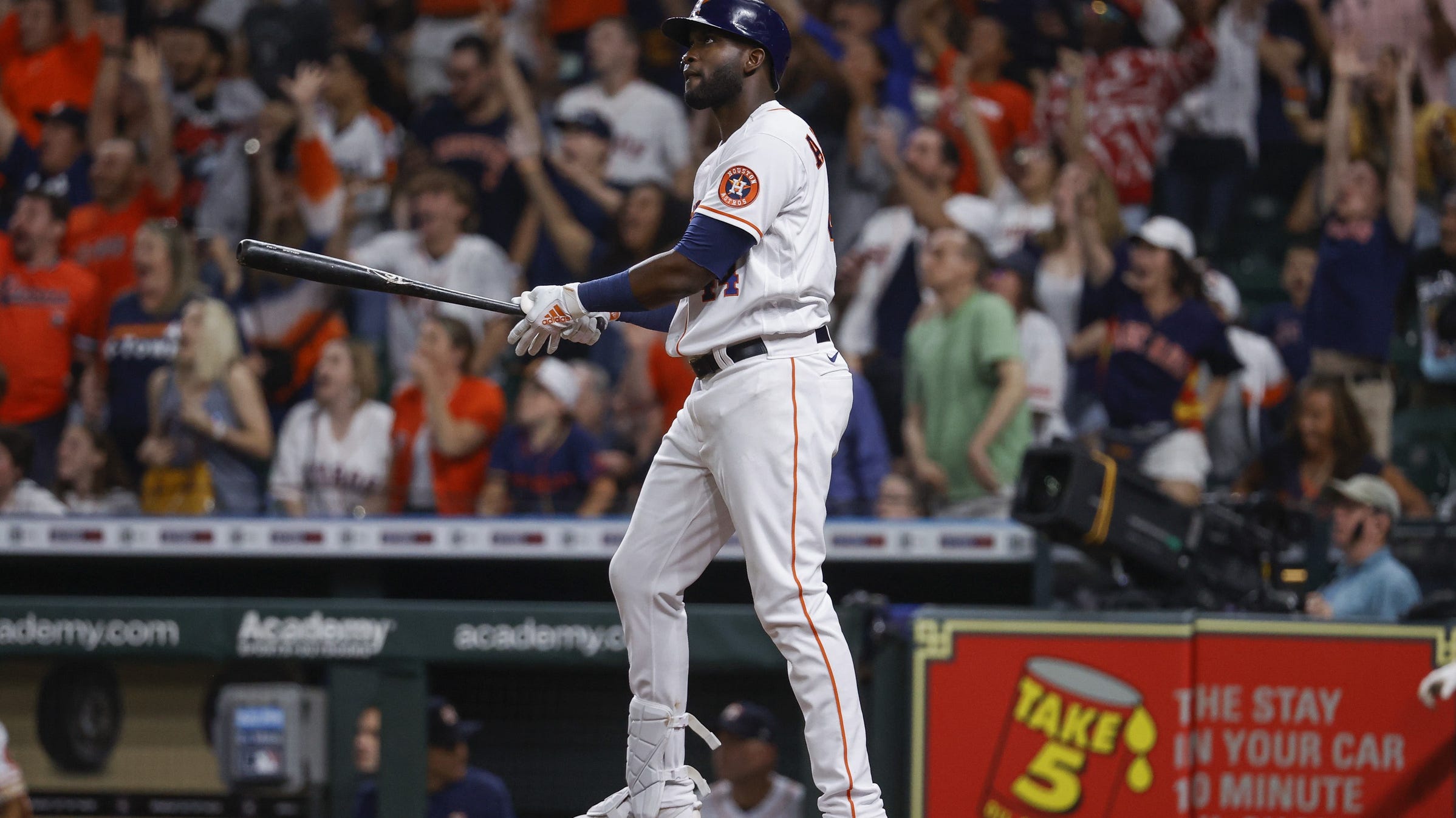 Astros' Alvarez apologizes for ninth inning gaffe