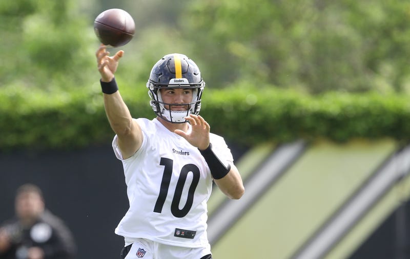 Pittsburgh Steelers quarterback Mitch Trubisky (10) participates in organized team activities