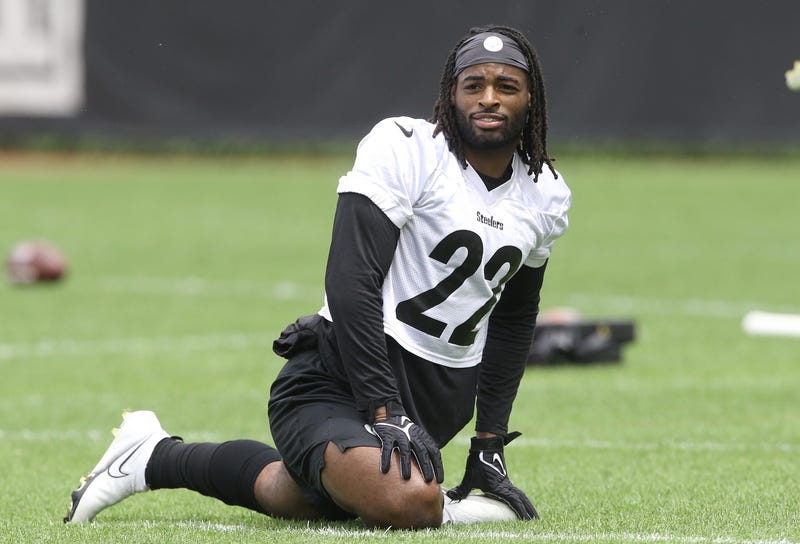 Najee Harris stretching in practice