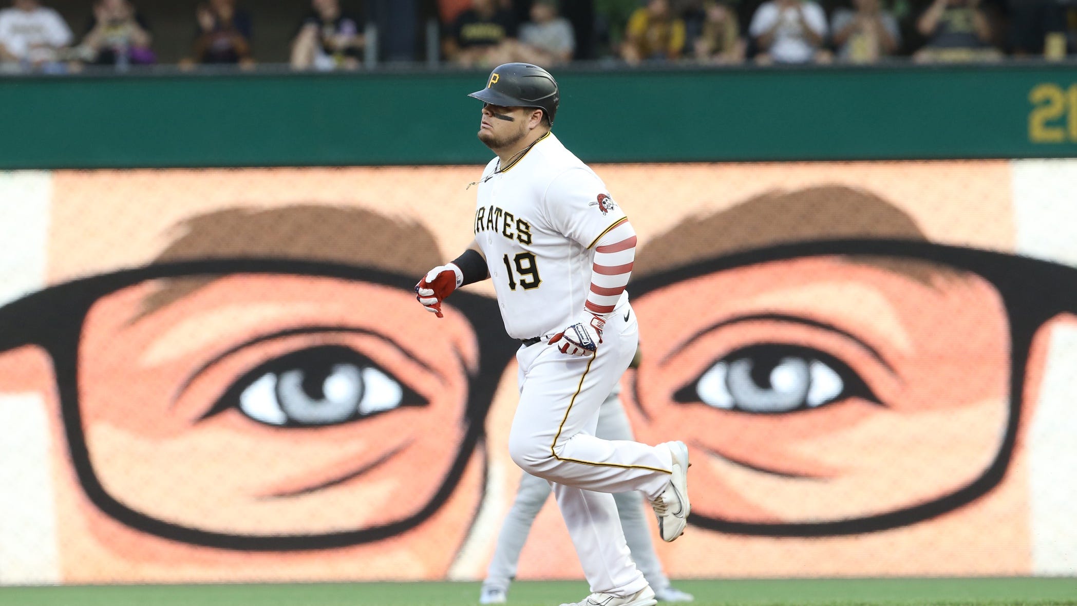 Yankees come to town, but Pirates leave packed park with win