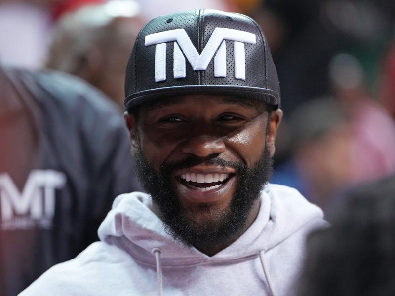 Floyd Mayweather smiles at an NBA Summer League game between the Charlotte Hornets and the Los Angeles Lakers