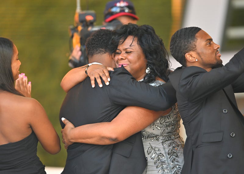 Termarr Johnson drafted by Pirates and hugs his mom