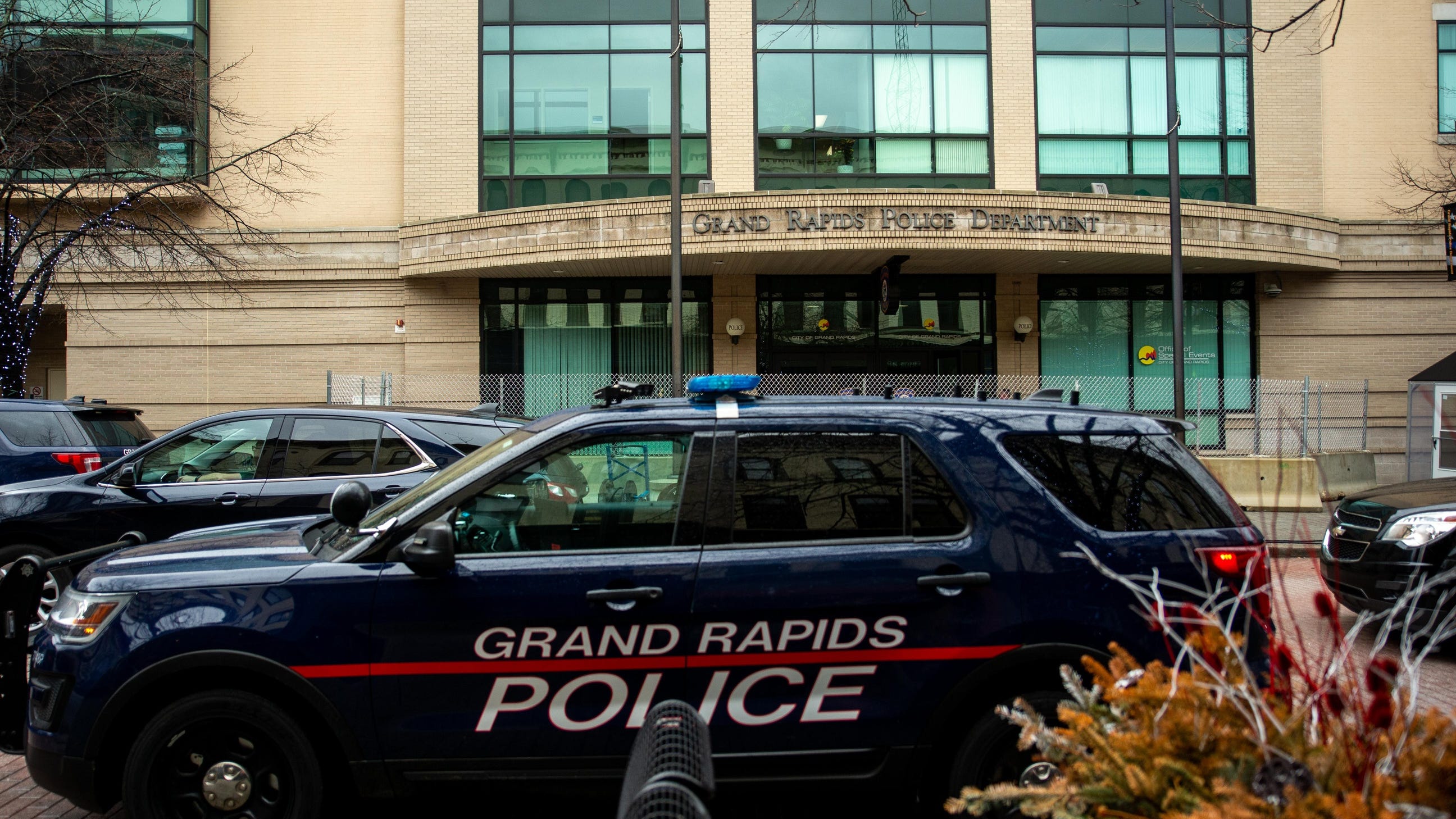 Murder suspect dead following 'running gun battle' with Grand Rapids police officers, officials say