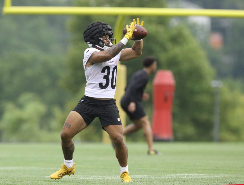 Jaylen Warren in practice